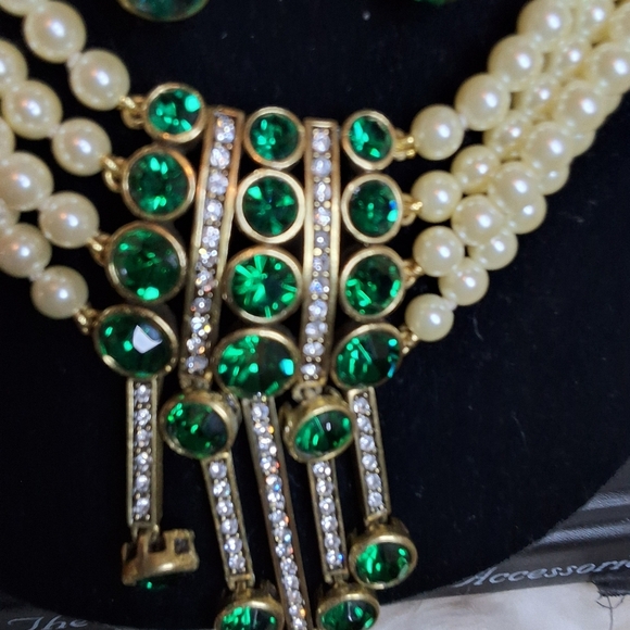 Heidi Daus An Affair To Remember Elegant Pearl and Green Gem Necklace Set - Picture 10 of 13
